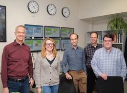 Arbeiten für die Uni Siegen am Pierre-Auger-Observatorium in Argentinien mit: Prof. Dr. Markus Cristinziani, Dr. Eleonora Guido, Dr. Qader Dorosti, Prof. Dr. Markus Risse und Dr. Marcus Niechciol (v.l.n.r.). (Quelle: Universität Siegen)