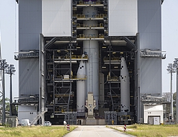 Hauptstufe für den ersten Ariane-6-Flug wird mit den Feststoffboostern verbunden. (Bild: ESA CNES ArianeGroup Arianespace CSG)