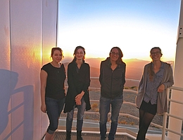 Die Autorinnen der Studie beobachten an den Magellan-Teleskopen des Las Campanas Observatoriums in Chile. Von links nach rechts: Bethany Ludwig, Anna O’Grady und die Co-Erstautorinnen Maria Drout und Ylva Götberg. (Foto: Ylva Götberg)