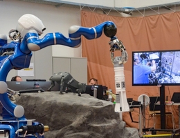 NASA-Astronaut Frank Rubio hat an Bord der ISS die Kontrolle über das Roboterteam auf dem „irdischen Mars“ am DLR in Oberpfaffenhofen. Im Rahmen der ersten Surface-Avatar-Experimente hatten Mensch und Roboter die Aufgabe, ein wissenschaftliches Instrument – hier ein Seismograph – vom Lander zu holen und im Einsatzgebiet zu platzieren. (Bild: DLR)