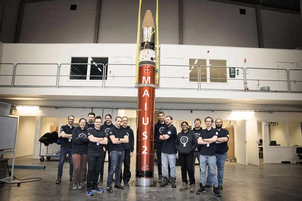 Nutzlast der Höhenforschungsrakete und alle an der Kampagne beteiligten Wissenschaftlerinnen und Wissenschaftler. (Foto: MAIUS Mission)