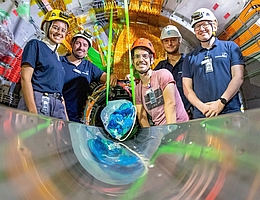 Der Pixel-Detektor mit den am Einbau beteiligten Mitgliedern der Universität Bonn (von links): - Munira Khan, Jannes Schmitz, Ralf Farkas, Georgios Giakoustidis und Botho Paschen. (Foto: Ralf Farkas)