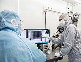 Forschende des Fraunhofer IOF betrachten die Diamantenstruktur unter dem Rasterelektronenmikroskop. (Bild: Fraunhofer IOF)