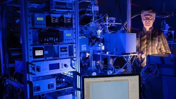 Dr. Serge Krasnokutski untersucht mit einer Vakuum-Kammer die Bildung von Biomolekülen im Weltraum. (Foto: Jens Meyer (Universität Jena))