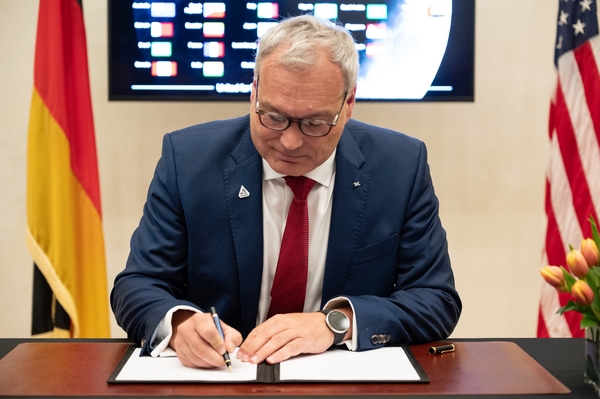 Dr. Walther Pelzer unterzeichnet die Artemis Accords für Deutschland Der Generaldirektor der Deutschen Raumfahrtagentur im DLR, Dr. Walther Pelzer, unterzeichnet am Donnerstag, den 14. September 2023, in der Residenz des deutschen Botschafters in Washington die Artemis Accords. Deutschland ist der 29. Unterzeichner der Artemis Accords, Prinzipien für die Kooperation in der zivilen Erkundung des Weltraums und die Nutzung des Mondes, des Mars, von Kometen und Asteroiden zu friedlichen Zwecken formulieren. (Bild: NASA/Keegan Barber)