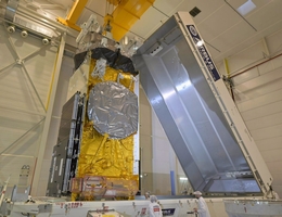 Der Satellit Eutelsat 36D wurde in seinen Transportbehälter gepackt. (Bild: Airbus)