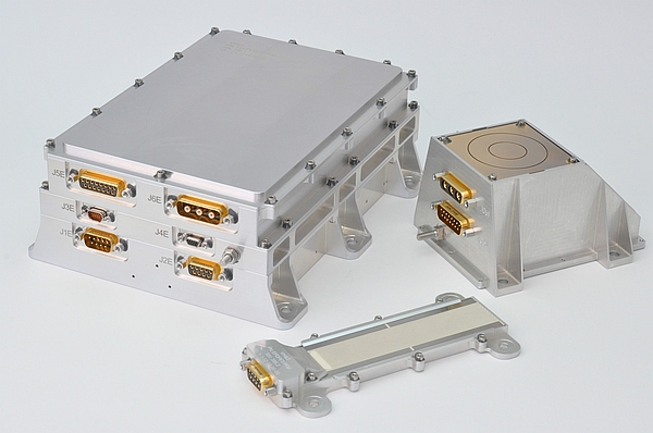 Das Electric Propulsion Diagnostics Package (EPDP) besteht aus drei Teilen. Im Bild rechts zu sehen ist das Instrument der Kieler Universität. Gesteuert wird der Sensor durch die Elektronik, die im Gehäuse links eingebaut ist. Der kleinere Teil (im Bild unten) ist ein weiterer Sensor, der die Erosion der Oberfläche misst. (Bild: von Hoerner & Sulger)