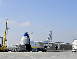 EarthCARE wird verladen. (Bild: Flughafen München)