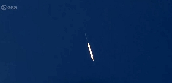 Falcon 9 von SpaceX mit EarthCARE an Bord im Flug. (Bild: SpaceX via ESA)