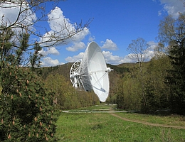 Das 100m-Radioteleskop des MPIfR in der Nähe von Bad Münstereifel, Effelsberg, rund 40 km südwestlich von Bonn. Das Bild zeigt den Zugangsweg vom Besucherpavillon bis zum Aussichtsplateau unmittelbar vor dem Teleskop selbst. (Bild: Norbert Junkes/MPIfR)