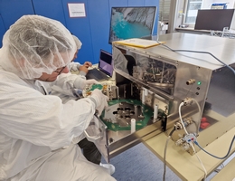 Einbau des Experimentblocks in das FLUMIAS-ISS-Rack. Der Block enthält das Untersuchungsobjekt (hier: Mammakarzinomzellen) und ein Lebenserhaltungssystem für die Zellen. Das Mikroskop befindet sich auf der Zentrifuge im Rack. (Bild: M. Krüger / MTRM/OVGU)