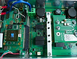 Die Entwicklung eines Radiofrequenzgenerators wird als Teilprojekt des Verbundprojekts Ref4EP von der Arbeitsgruppe Raumfahrtelektronik an der THM bearbeitet. (Foto: THM / Melanie Diehl)