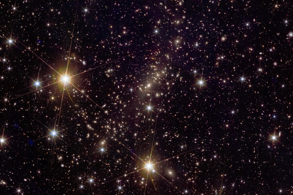 Euclids Bild des Galaxienhaufens Abell 2390 - zeigt mehr als 50.000 Galaxien und eine wunderschöne Darstellung der Gravitationslinsenbildung. Dieser Bildausschnitt entspricht nur grob einem Zehntel des gesamten Euclid-Bildfeldes, welches ungefähr zweifache Vollmondgröße hat. (Bild: ESA/Euclid/Euclid Consortium/NASA, Bildbearbeitung durch J.-C. Cuillandre, G. Anselmi; CC BY-SA 3.0 IGO)