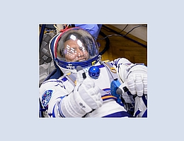 Frank Rubio im Sokol-Raumanzug vor dem Start von Sojus MS-22. (Bild: NASA/Bill Ingalls)