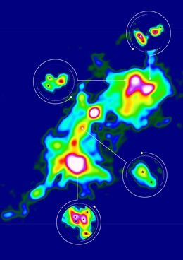 Falschfarbenbild der massereichen Sternentstehungsregion G333.23–0.06 aus Beobachtungsdaten des ALMA-Observatoriums. Die kleineren Bilder zeigen Regionen, in denen Li und Kolleg*innen Mehrfachsysteme von Protosternen nachweisen konnten. Die Sternsymbole zeigen die Orte jedes der neu entstehenden Sterne an. Das Bild zeigt eine Region mit einer Größe von 0.62 mal 0.78 Lichtjahren. Am Himmel entspricht das 7.5 mal 9.5 Bogensekunden. (Bild: S. Li, MPIA / J. Neidel, MPIA Grafikabteilung/ Daten: ALMA Observatory)