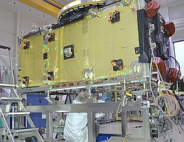 Ein Galileo-Satellit in der Bremer Integrationshalle von OHB. (Foto: OHB)