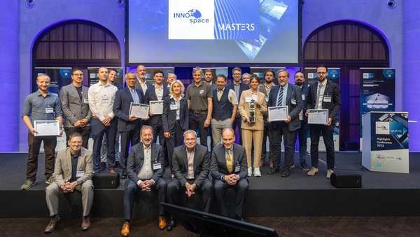 Auf der INNOspace-Masters-Konferenz wurden die besten Entwicklungen aus den vergangenen Wettbewerben ausgezeichnet. Außerdem vergaben die beteiligten Partner eine Ehrung für die besten Einreichungen in ihren jeweiligen Wettbewerbskategorien. (Bild: DLR/Jens Gyarmaty)