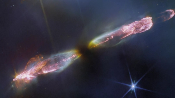 Auf diesem Bild des Weltraumteleskops James Webb ist Herbig-Haro 211 (HH 211) zu sehen, ein bipolarer Jet, der sich mit Überschallgeschwindigkeit durch den interstellaren Raum bewegt. Das etwa 1.000 Lichtjahre von der Erde entfernte Objekt im Sternbild Perseus ist einer der jüngsten und nächstgelegenen protostellaren Gasströme, was es zu einem idealen Ziel für das JWST macht. (Bild: ESA/Webb, NASA, CSA, T. Ray (Dublin Institute for Advanced Studies))