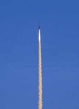 Höhenflug mit neuem RED KITE-Raketenmotor Mit dem erfolgreichen Start von MAPHEUS-14 meisterte der Raketenmotor RED KITE seinen ersten Betriebseinsatz. Der Motor, gemeinsam vom DLR und Bayern-Chemie entwickelt, ist besonders leistungsstark und erlaubt Höhenforschungsflüge mit Nutzlasten von mehr als 400 Kilogramm. (Bild: SSC)