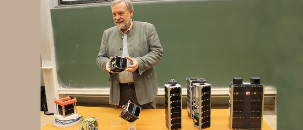 Klaus Schilling mit einigen der Kleinsatelliten, die in seinem Team zusammen mit Studierenden entwickelt wurden. (Bild: Dieter Ziegler / Universität Würzburg)