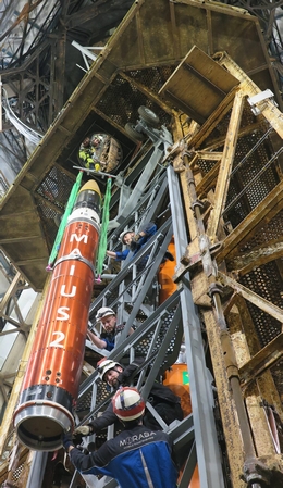 Nutzlast der Höhenforschungsrakete MAIUS-2 bei der Installation in den Skylark-Tower, aus dem der Start erfolgt ist. (Foto: MAIUS Mission)