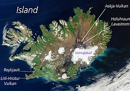 Ansicht von Island aus dem Weltraum Eine seltene, wolkenfreie Ansicht von Island aus dem Weltraum, aufgenommen vom ESA-Satelliten Copernicus Sentinel-3 am 14. August 2020 (man beachte die teilweise schneebedeckten Höhen in diesem Sommermonat im nördlichen Teil der Insel). Es zeigt die beiden Gebiete, die im August 2023 bei VERITAS aus der Luft und vom Boden aus untersucht werden. Der Holuhraun-Lavastrom wurde bei der Eruption 2014 östlich und südöstlich des bekannten Vulkans Askja abgelagert und bedeckt eine Fläche von 100 Quadratkilometern. Nach einer Woche Feldmessungen, begleitet von gleichzeitigen Radaraufzeichnungen aus der Luft, kehrt die Expedition auf die Halbinsel Reykjanes zurück, wo sie den Ausbruch des Vulkans Litli-Hrútur untersucht, der am 10. Juli 2023 begann. (Bild: ESA CC BY-SA 3.0 IGO)