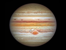 Seine farblich klar abgesetzten Sturmbänder verleihen dem Jupiter eine Art Streifenmuster. Innerhalb der Sturmbänder jagen die Winde in Orkanstärke um den Planeten. Nur in der Nähe der Pole wehen sie etwas ruhiger. (Bild: Science: NASA/ESA/Amy Simon (NASA-GSFC)/Michael H. Wong (UC Berkeley), Image Processing: Joseph DePasquale (STScI))