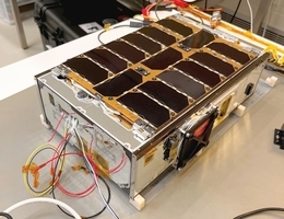 Der Juventas CubeSat ist im ESA ESTEC Testzentrum angekommen. (Bild: ESA-F. Perez Lissi)