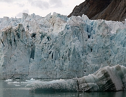 Gletscher werden bereits jetzt massiv durch die Folgen der Klimakrise in Mitleidenschaft gezogen. Im Bild: Kalbende Gletscherfront in Svalbard, Spitzbergen, Norwegen. (Bild: Fabien Maussion)