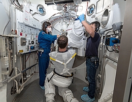 ESA Astronaut Thomas Pesquet beim Anziehen des Raumanzugs; er trägt bereits die Kühlungsunterwäsche "Liquid Cooling and Ventilation Garment". (Foto: NASA-Robert Markovitz)