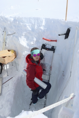 In dem zweieinhalb Meter tiefen Loch im Schnee benötigt SLF-Forscherin Francesca Carletti eine Leiter, um überall hinzugelangen. (Bild: Jochen Bettzieche / SLF - CC-BY)