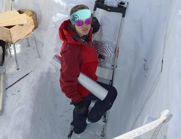 In dem zweieinhalb Meter tiefen Loch im Schnee benötigt SLF-Forscherin Francesca Carletti eine Leiter, um überall hinzugelangen. (Bild: Jochen Bettzieche / SLF - CC-BY)