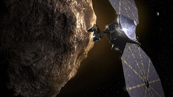 NASA-Raumsonde Lucy bei den Trojaner-Asteroiden Mit der Mission Lucy sollen zum ersten Mal Asteroiden aus der Familie der „Jupiter-Trojaner“ erforscht werden. Dabei handelt es sich um Planetoiden, die sich an zwei Punkten vor und hinter dem Gasriesen angesammelt haben, an denen sich die Schwerkraft von Jupiter und Sonne aufhebt, sogenannten Librations- oder Lagrange-Punkte. Nach dem Start am 16. Oktober 2021 wird die NASA-Raumsonde 2027 am L4-Punkt auf der Jupiterbahn ankommen und bis 2028 hintereinander, wie in dieser künstleri-schen Darstellung vorweggenommen, fünf Trojaner-Asteroiden aus der Nähe beobachten. Nach einer Rückkehr ins innere Sonnensystem wird Lucy schließlich 2033 ein System aus zwei binären Asteroiden am L5-Punkt untersuchen. (Bild: Southwest Research Institute)