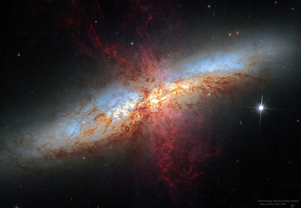 Galaktische Winde werden bei nahen Galaxien, wie M82, die wegen ihrer Form Zigarrengalaxie genannt wird, beobachtet. (Bild: NASA, ESA, Hubble; Processing & Copyright: Harshwardhan Pathak)