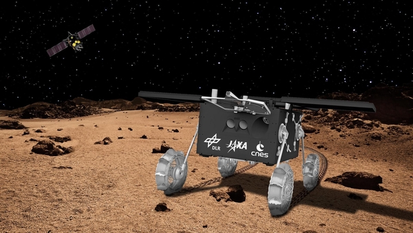 Künstlerische Darstellung des MMX-Rovers Am Ziel angekommen: Nach dem Ausklinken durch das Mutterschiff (im Hintergrund) und dem Fall zur Phobos-Oberfläche soll sich der MMX-Rover selbstständig aufrichten und mit Energie versorgen. Dann ist er bereit für die Erkundung des Marsmondes. (Bild: DLR (CC BY-NC-ND 3.0))