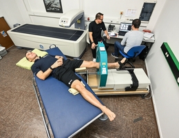 Marcus Wandt bei einer Untersuchung vor Missionsbeginn Der schwedische ESA-Astronaut absolvierte in den Laboren des DLR :envihab medizinische Checks. (Bild: DLR)