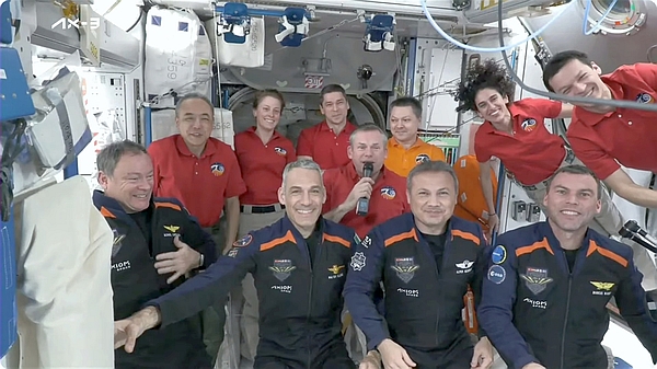 Die Mitglieder der Ax-3-Crew werden an Bord der ISS begrüßt. (Bild: NASA)
