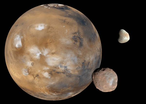 Der Mars mit seinen Monden Deimos (oben) und Phobos Die beiden Marsmonde Deimos (oben) und Phobos sind Ziel der Mission MMX. Aufgrund ihrer geringen Größe (Phobos 27 Kilometer, Deimos 15 Kilometer) sind beide Monde unregelmäßig geformt. Ihre Herkunft ist in der Planetenforschung noch ein ungelöstes Rätsel. (Bildmontage) (Bild: DLR (CC BY-NC-ND 3.0))