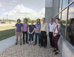 Martin Fertl (4.v.l.) mit Kollegen der früheren Arbeitsgruppe aus Seattle neben der Halle des Myon g-2 Experiments am Fermilab. (Foto: Privat)