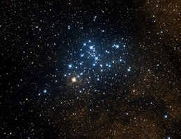 Messier 6: Ein optisches Bild des Messier 6-Sternhaufens, auch bekannt als "Butterfly-Haufen", aus dem zweiten Digitized Sky Survey (DSS2). Dieser Haufen ist einer der am frühesten entstandenen der Messier 6-Familie und ist der Namensgeber der Familie. (Bild: ESO/STScI Digitized Sky Survey II)
