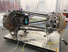 NISP-Instrument auf einer optischen Bank im Reinraumlabor. (Bild: Euclid Consortium/NISP Team/LAM)