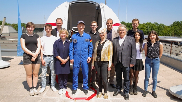 Schülerinnen und Schüler der Merian-Oberschule eröffneten zusammen mit Tobias Bohnhardt, Leiter des DLR_School_Lab Berlin, Elisabeth von Uslar, BMBF, Matthias Maurer, ESA-Astronaut, Prof. Dr.-Ing. Anke Kaysser-Pyzalla, Vorstandsvorsitzende des DLR, Dr. Christoph Pawek, Vorstandsbeauftragter für Nachwuchsförderung, Thomas Liljeberg-Markuse, Geschäftsführer des FEZ Berlin, die Sternwarte im FEZ Berlin. (Bild: DLR)