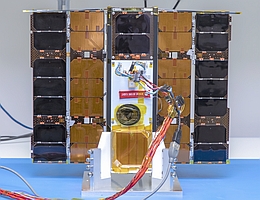 OPS-SAT wurde am Institut für Kommunikationsnetze und Satellitenkommunikation der TU Graz gebaut und startete am 18. Dezember 2019 um 9:54 Uhr MEZ vom Weltraumbahnhof Kourou in Französisch-Guayana zu seiner Mission. (Bild: Helmut Lunghammer - TU Graz)