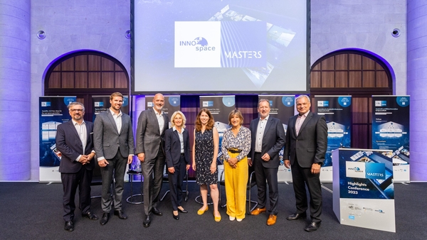 Die INNOspace-Masters-Highlightskonferenz fand am 12. Juli 2023 in Berlin statt. An der Preisverleihung des Wettbewerbs nahmen teil (v.l.n.r.): Alexander Satanowsky, Manager NeXt Scouting, Mercedes-Benz AG, Janusz Heitmann, Projektleiter INNOspace Masters, Deutsche Raumfahrtagentur im DLR, Andreas Lindenthal, Head of Business Operations and Products Space Systems, Head of Site Airbus Defence and Space, Immenstaad, AIRBUS Defence and Space, Dr. Franziska Zeitler, Abteilungsleiterin Innovation und Neue Märkte, Deutsche Raumfahrtagentur im DLR, Dr. Anna Christmann, Koordinatorin der Bundesregierung für Luft- und Raumfahrt, Geraldine Naja, Direktorin für Kommerzialisierung, Industrie und Wettbewerbsfähigkeit, Europäische Weltraumorganisation (ESA), Dr. Lutz Bertling, Mitglied des Vorstands, OHB SE und Dr. Walther Pelzer, Mitglied des DLR-Vorstands und Leiter der Deutschen Raumfahrtagentur im DLR. (Bild: DLR/Jens Gyarmaty)