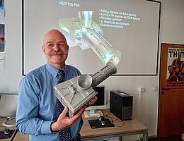 Prof. Dr. Harald Hiesinger zeigt ein Modell des Infrarotspektrometers MERTIS das an Bord der Raumsonde BepiColombo auf dem Weg zum Merkur ist. (Foto: Uni Münster - K. Kottke)