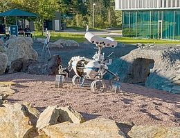 Der Roboter LRU-2 (Lightweight Robotic Unit) war schon auf dem Ätna unterwegs. Nun kann er direkt vom Institut aus auf dem Mond-Mars-Gelände getestet werden. (Bild: DLR (CC BY-NC-ND 3.0))