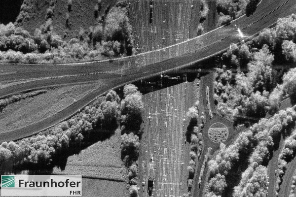 Hochaufgelöste Radarabbildung einer Bahnstrecke. (Bild: Fraunhofer FHR / Stephan Palm)