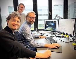 Während der Arbeit an der Copernicus Sentinel-2 Next Generation: Roberto Guerrucci (Projektleiter), Bent Ziegler (Lead System Engineer) und Dr. Stephan Holsten (Leiter der Abteilung Erdbeobachtungsmissionen & Anwendungen in der Vorentwicklung bei OHB) besprechen die nächsten Schritte in der Definitionsphase. (Foto: OHB SE)