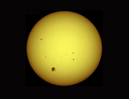 Die Sonne erscheint an ihrem Rand deutlich dunkler als in der Mitte. (Bild: NASA)