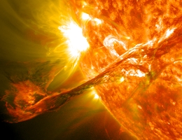 Wenn die Sonnenaktivität die Magnetfelder der Sonne verformt und neu ausrichtet, können gewaltige Energiemengen ins All geschleudert werden. Dieses Phänomen kann einen plötzlichen Lichtblitz erzeugen - eine Sonneneruption, wie hier zu sehen ist. (Bild: NASA GSFC / SDO)